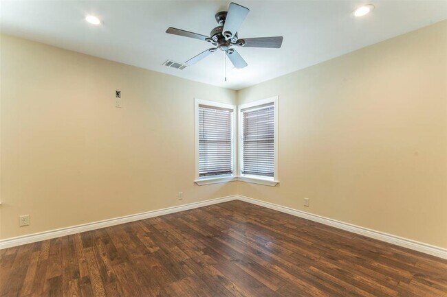 Building Photo - 21316 Crestmont