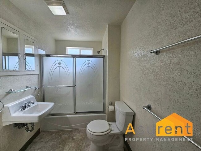 Building Photo - Charming 3-bedroom, 2-bathroom Home: Utili...