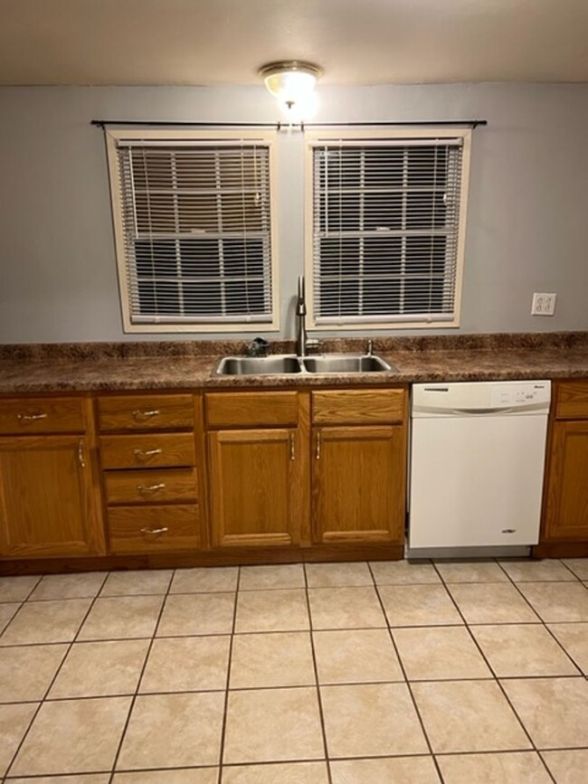 Building Photo - Knoxville 37917 - 2 bedroom, 2 bath home -...