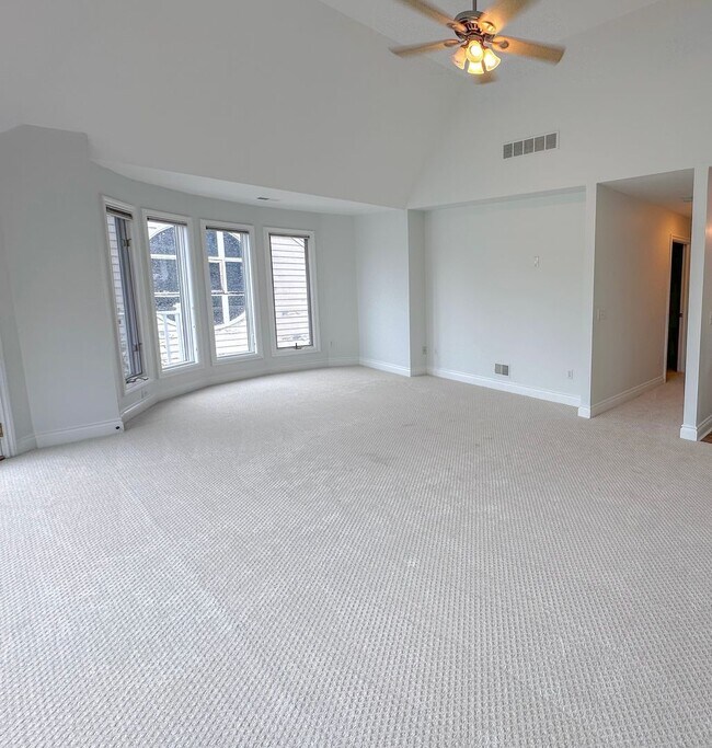 Building Photo - Lakeside Living!