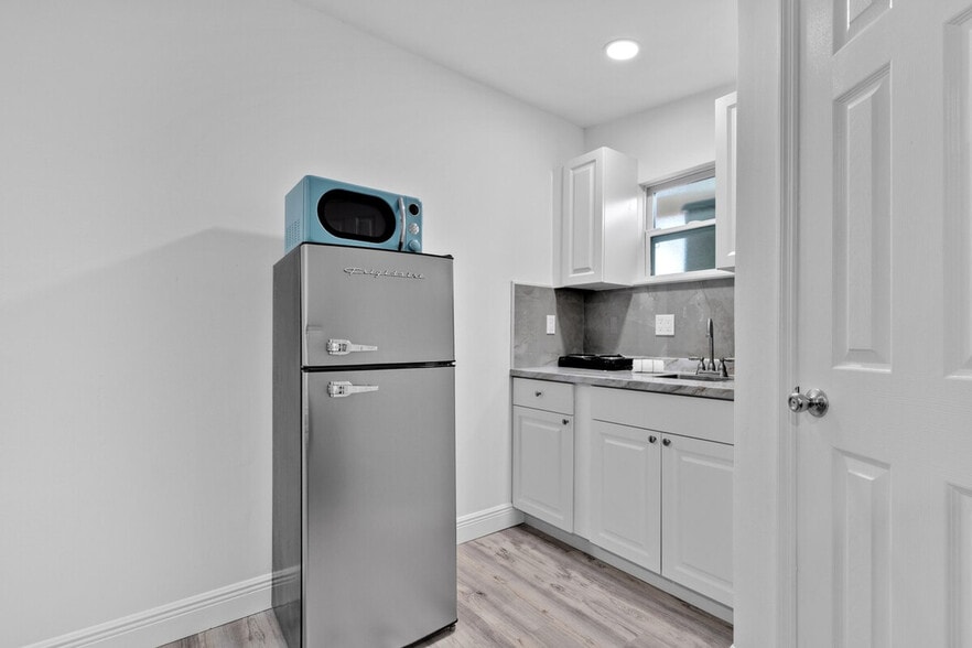 Building Photo - 2610 SW 31st Ave