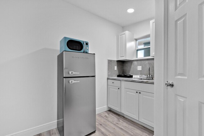 Building Photo - 2610 SW 31st Ave