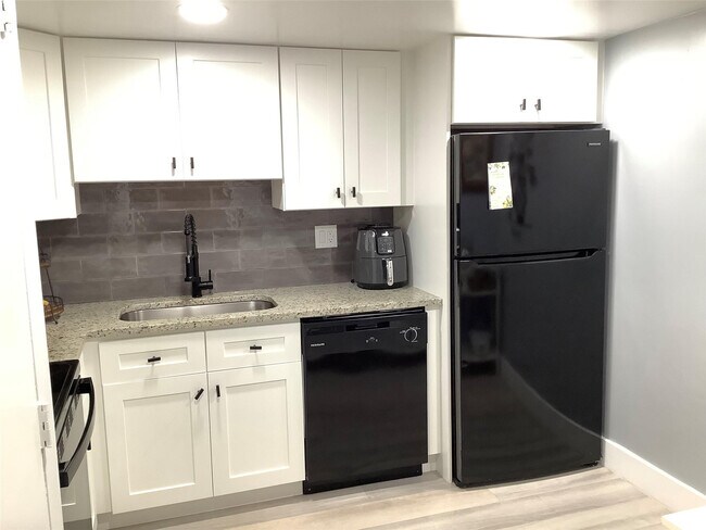 Building Photo - 4174 Inverrary Dr