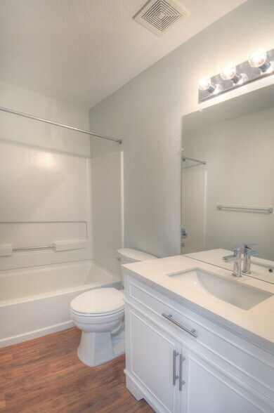 Building Photo - 1325 Legend Oak Dr
