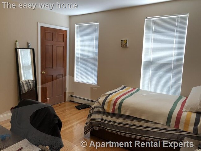 Building Photo - Cambridgeport 3 Bedroom Fully Renovated- H...