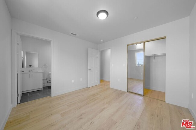 Building Photo - 236 W 84th Pl