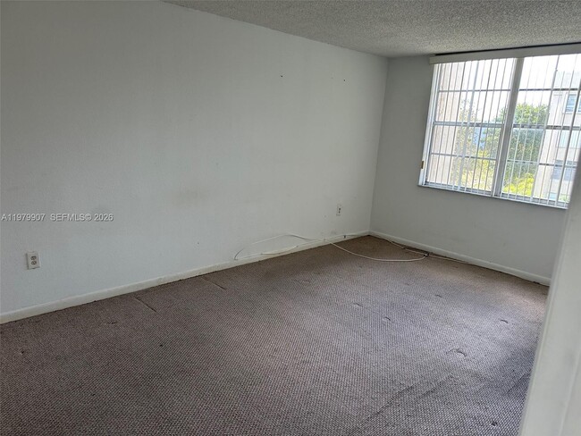 Building Photo - 9350 Fontainebleau Blvd