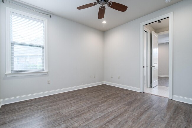 Building Photo - 718 Woods Dr