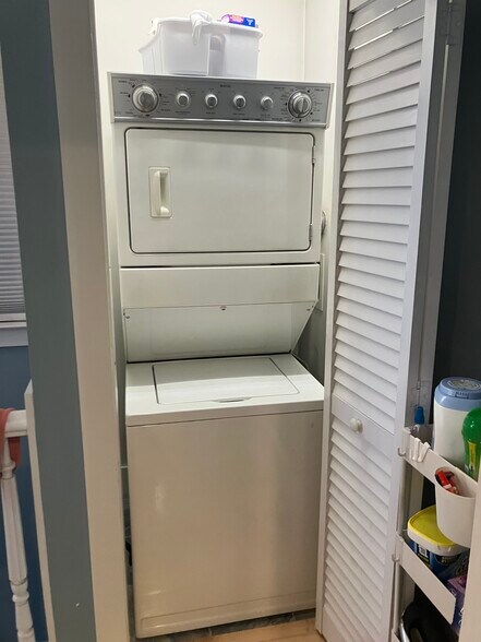 Building Photo - 11 Center Ave