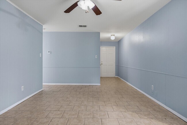 Building Photo - 908 TX-243