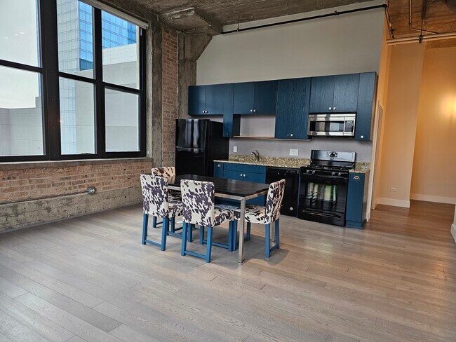 Building Photo - 320 E 21st St