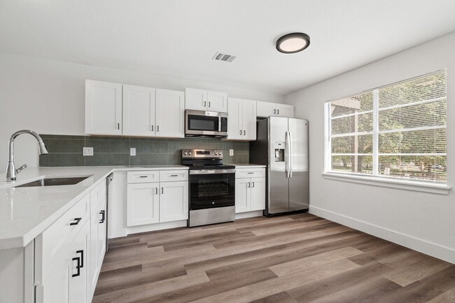 Building Photo - River Crossing Townhome - 2Bd-2.5BA - Redone to the Nines -  W/D - Resort Pool