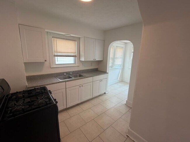 Building Photo - Affordable Cleveland Heights Home - Now Available