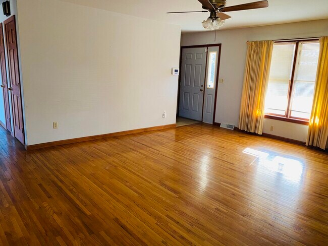 Building Photo - 41 E Hinton Rd