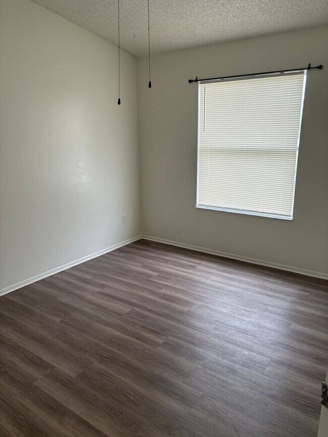 Building Photo - Townhome in Chelsea Square