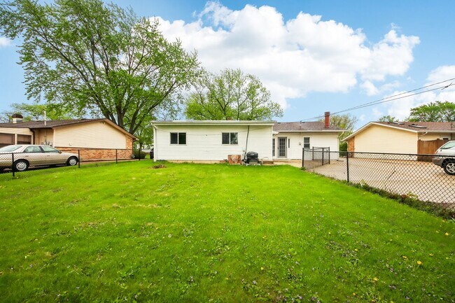 Building Photo - 670 Lakeview Ln