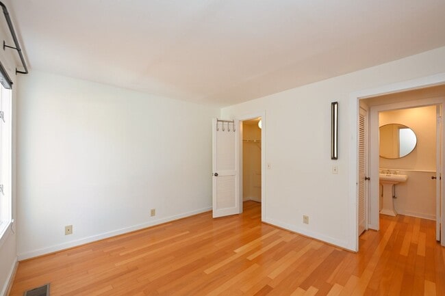 Building Photo - **PERFECTLY SITUATED TOWNHOME IN GREEN HIL...