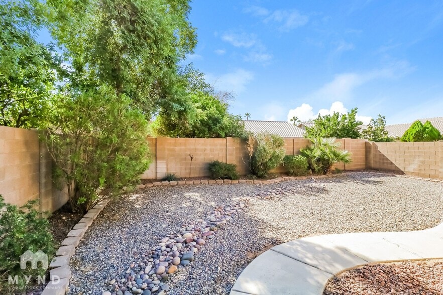 Building Photo - 2303 E Aire Libre Ave