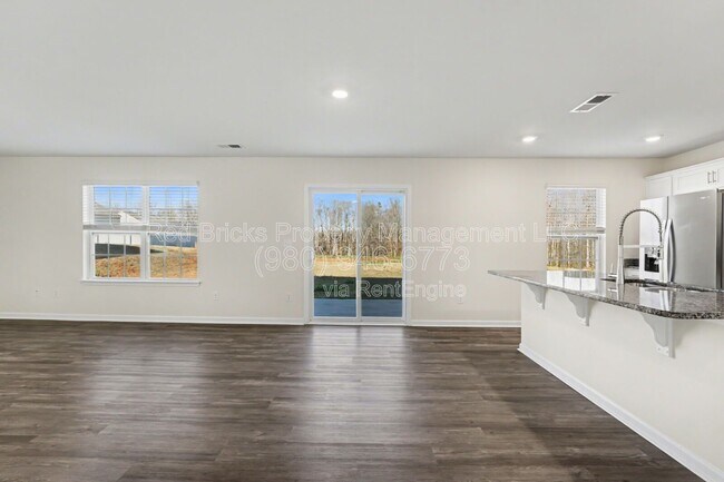 Building Photo - 7847 Whispering Strm Dr