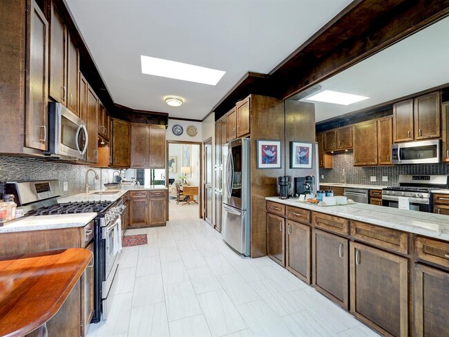 Building Photo - 832 Fleetwood Pl Dr