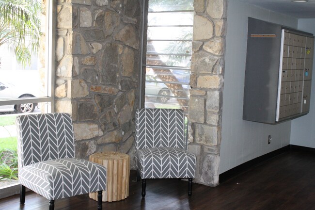 Building Photo - 2 Bedroom, 2 Bath Condo Blocks to the Beach, Pet Friendly, Sunset Views, Parking!