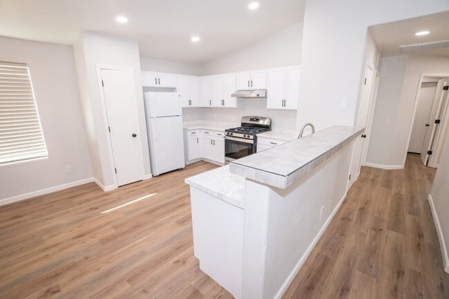 Building Photo - 4 Bedroom, 2 Bath, Split Floor Plan, 2 Car Garage, Central A/C