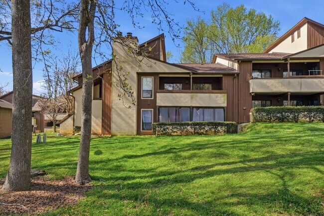 Building Photo - Beautifully Updated Condo with High-End Finishes Throughout