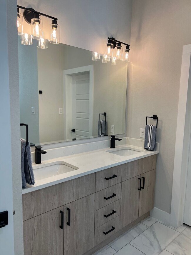 Building Photo - Alamo Heights Area!!