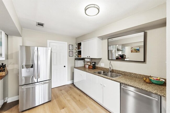 Building Photo - 7210 Towering Oaks Dr