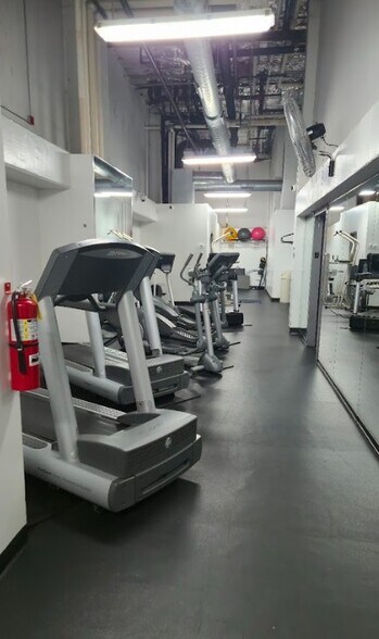 Building Photo - 1212 N La Salle Dr