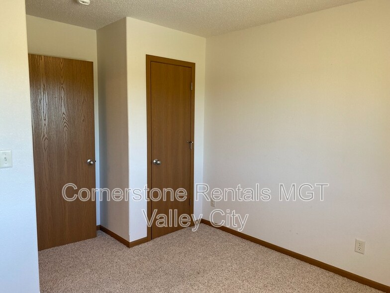 Building Photo - 508 10th St NE