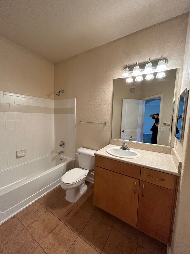 Building Photo - Gardens of Bridgehampton - 3 bedroom - 3 b...