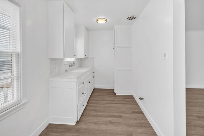 Building Photo - Newly Renovated Studio on 2nd Street- Belmont Heights