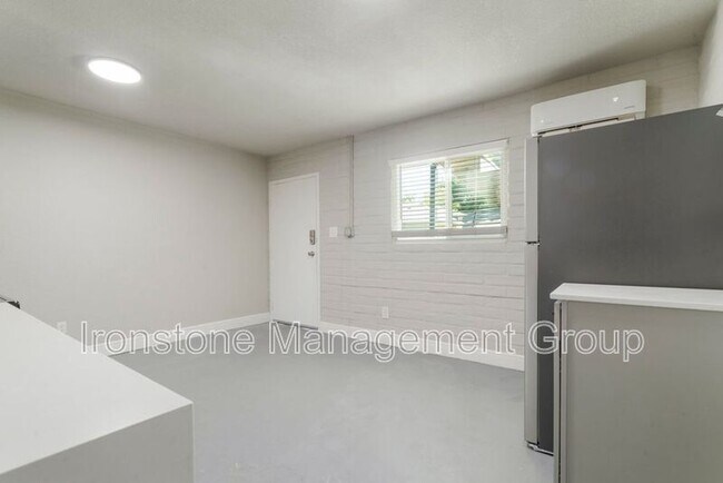 Building Photo - 2618 E 8th St