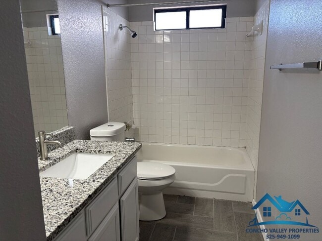 Building Photo - For Rent - 3 Bed/ 2 Bath in the Bluffs