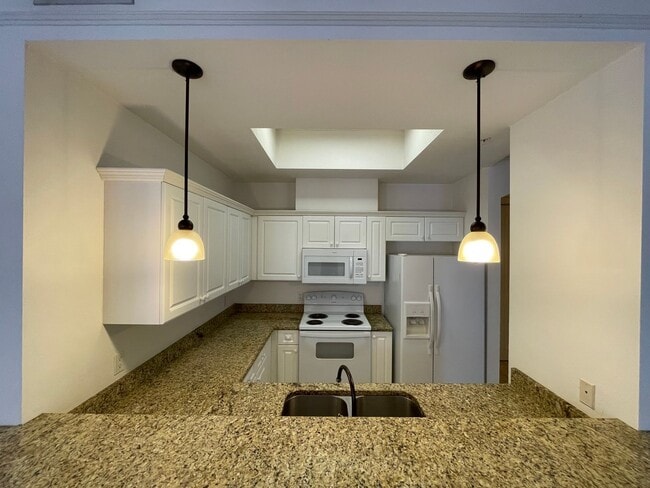 Building Photo - Jackson Square - Top Floor 2 Bedroom, 2 Ba...