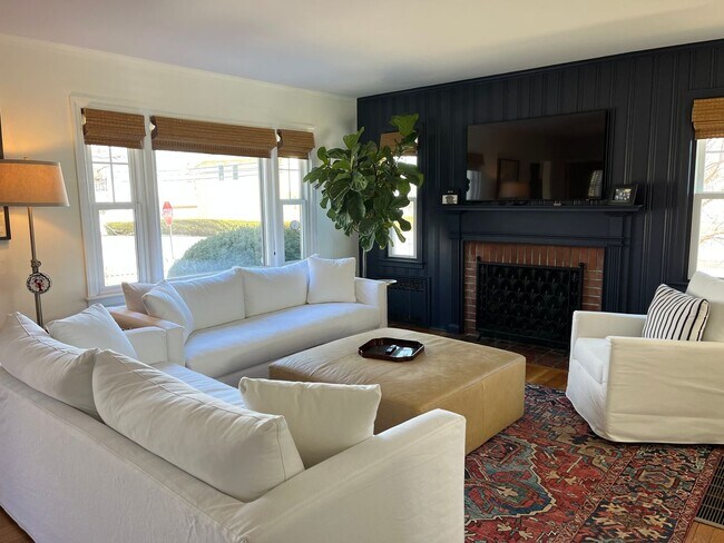 Building Photo - 3 Bedroom 2 Bath Furnished House Near Southport