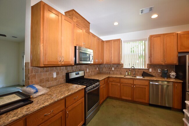 Building Photo - Charming Highland Village Home with Guest ...