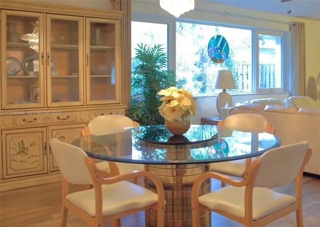 Building Photo - 1933 Twin Dolphin Ln