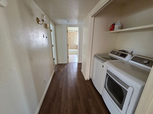 Building Photo - Adorable 3 Bed/2 Bath Paseo Village Townhome