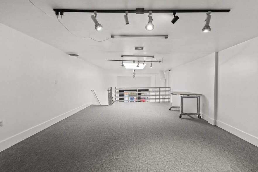 Building Photo - 1050 S Fairfax Ave
