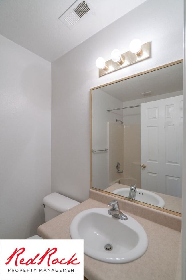Building Photo - Spacious 3 Bedroom Townhome in Central St....