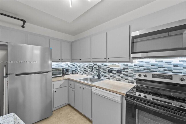 Building Photo - 20515 E Country Club Dr