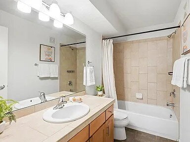 Building Photo - Now Available! Private room in 3 bed / 2 bath condo