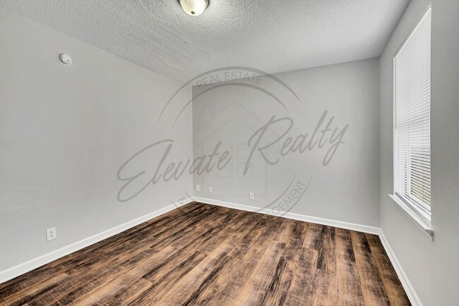 Building Photo - Two Bedroom Duplex near Trinity Hills in Nashville!