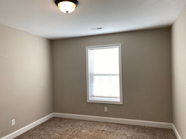 Building Photo - Beautiful 3 bed 2 bath home with Bonus room! Close to shopping and Ft. Campbell.