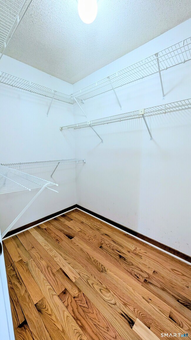 Building Photo - 10 Ledgewood Dr