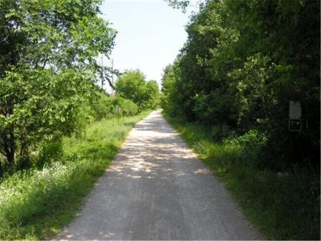 Building Photo - 15303 Trillium Cir