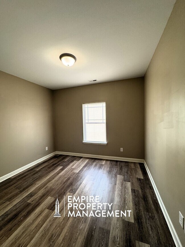 Building Photo - 216 Fern Bank Dr