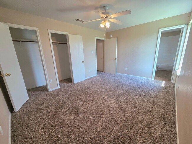 Building Photo - AVAILABLE NOW!!